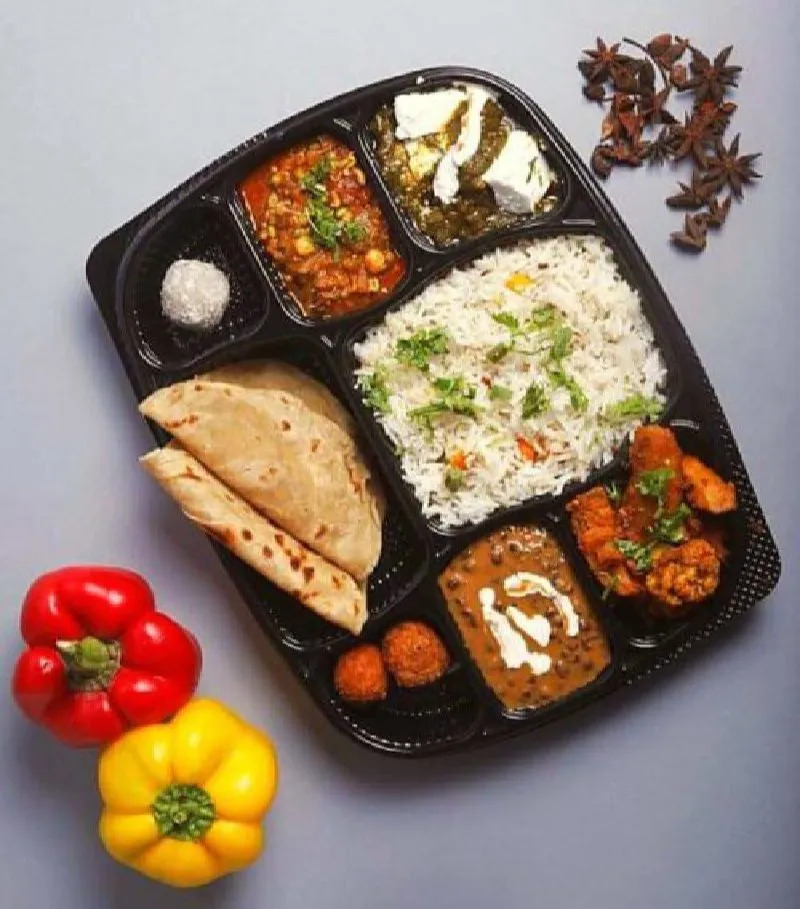 8 compartment meal tray with lid pack of 25pcs